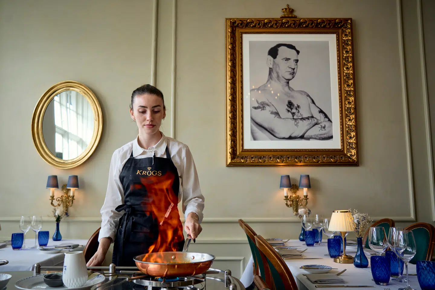 Da Berlingske anmeldte Krogs i 2024, kunne man få klassiske crêpes suzettes flamberet ved bordet.