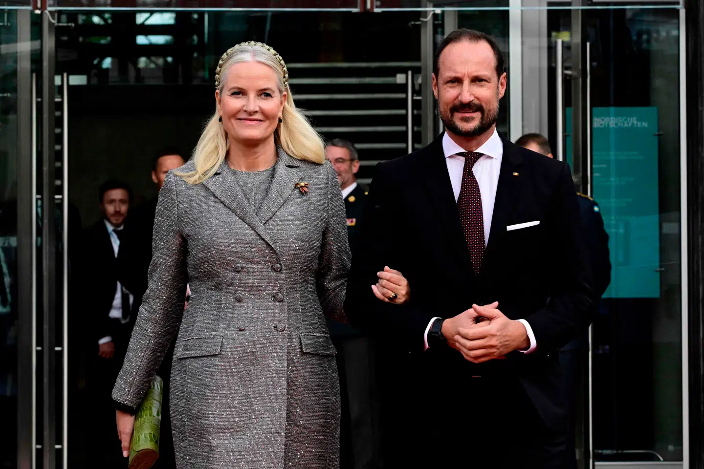 Det norske kongehus har meldt ud, at kronprinsesse Mette-Marit vil forklare sig på et senere tidspunkt.