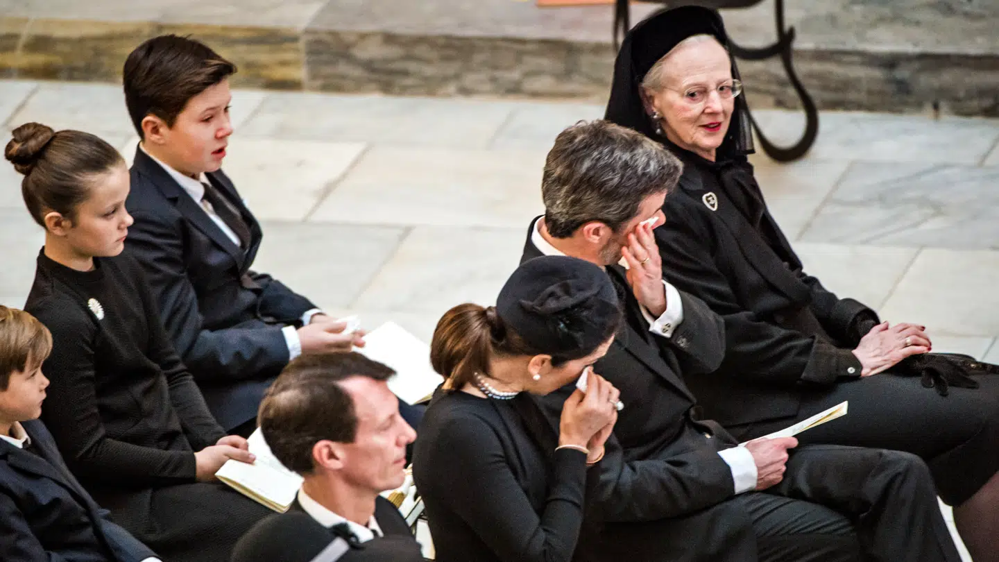 Under vinter-OL i 2018 måtte kronprins Frederik haste hjem til prins Henrik, der lå for døden. Her er familien samlet til bisættelse.