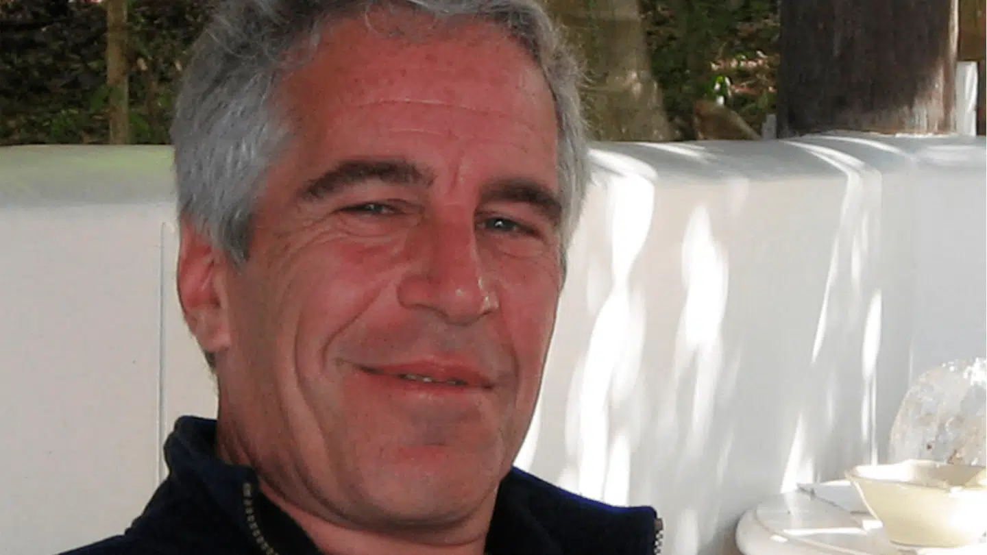 Jeffrey Epstein sad fængslet i New York og var tiltalt for sexhandel, da han i 2019 ifølge en obduktionsrapport begik selvmord.