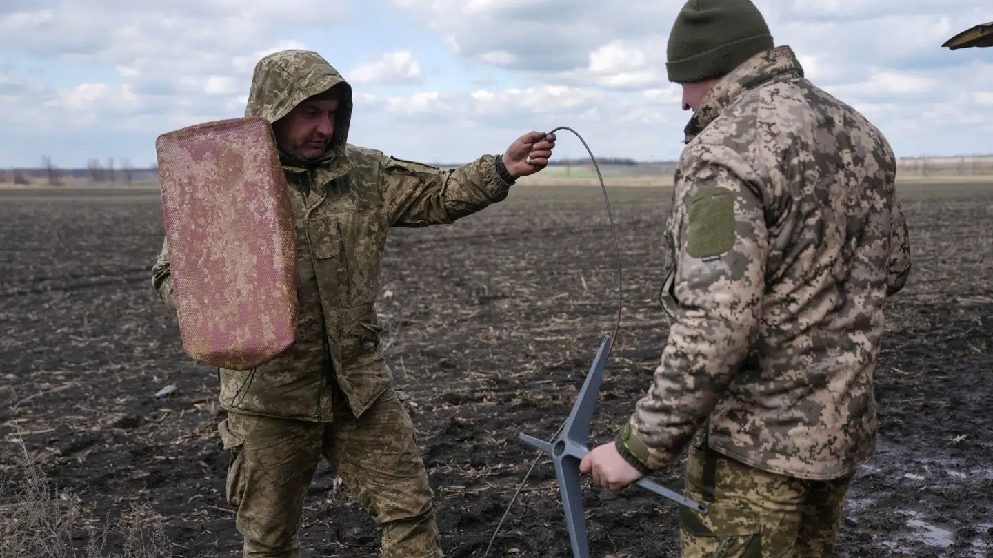 På billedet ses opsætningen af en ukrainsk Starlink-terminal, der skal oprette forbindelse til en satellit i rummet.