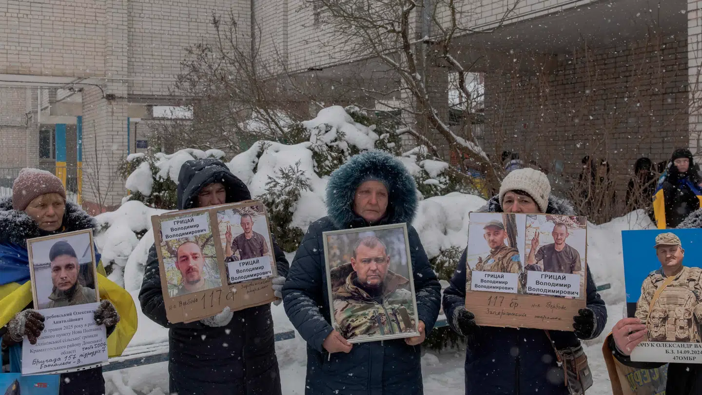 I sidste uge blev Ukraine og Rusland enige om en fangeudveksling. Nogle af de ventende familier ses på dette billede.