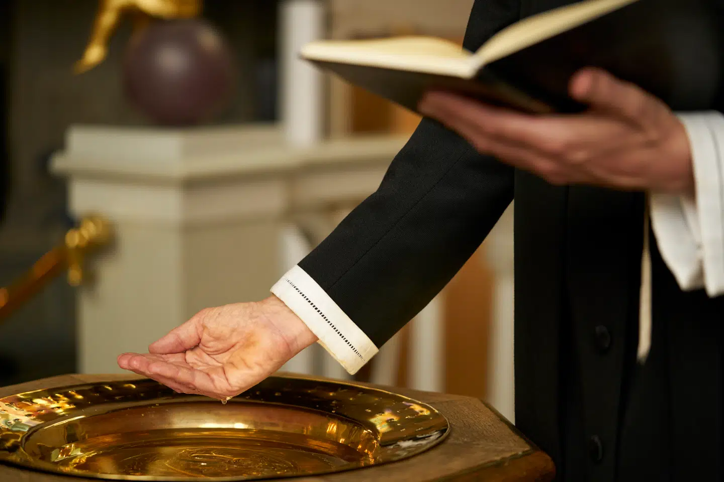 Ved dåben symboliserer vand renselse og genfødsel. Ved ritualet opnår den døbte Guds løfte om fællesskab, tilgivelse og evigt liv og bliver automatisk optaget i den danske folkekirke.