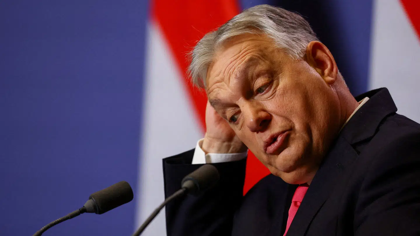 Ungarns premierminister, Viktor Orban, er i store problemer forud for parlamentsvalget i april. Lige nu er han langt efter i meningsmålingerne. Måske derfor tager hans parti, Fidesz, hårde midler i brug.