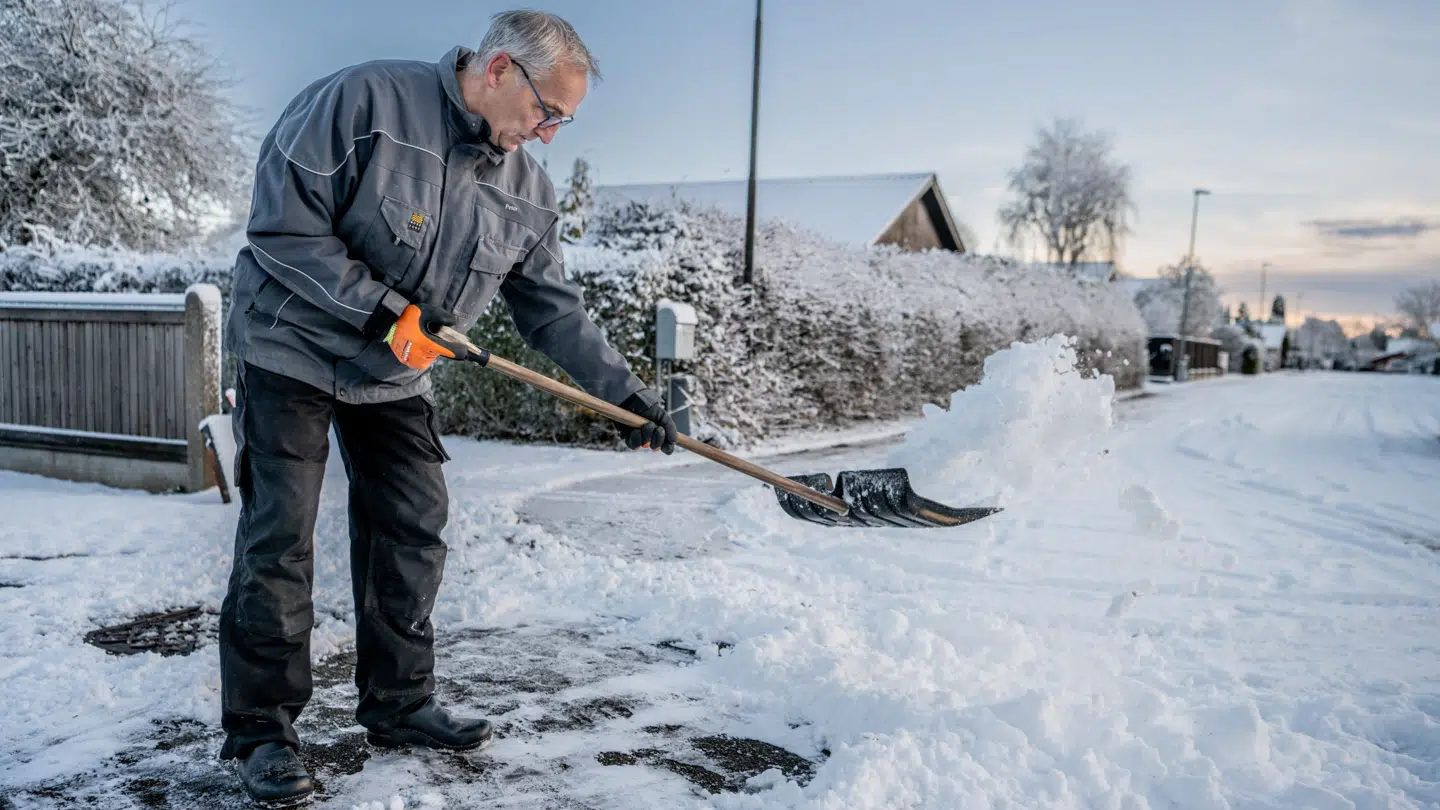 Ny snestorm varsles og mange skal rydde sneen væk igen.