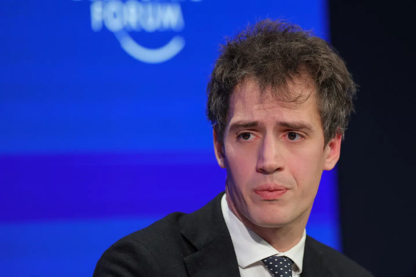 Arthur Mensch, topchef i den franske iværksættervirksomhed Mistral, som blev etableret i 2023, vil investere knap ni milliarder kroner i at bygge ai-datacentre og anden infrastruktur til kunstig intelligens i Sverige. Målet er at sikre europæisk uafhængighed.