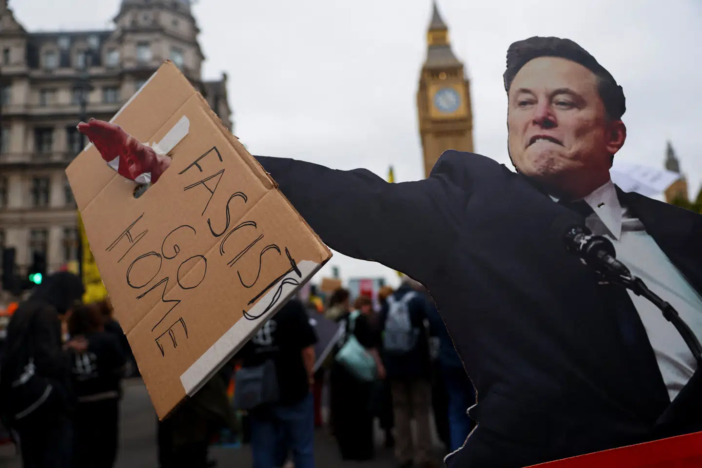 Elon Musk – her i skikkelse af en papfigur under en demonstration i London – er blandt de foretrukne mål for French Responses sarkastiske forsvar af Frankrig og Europa.