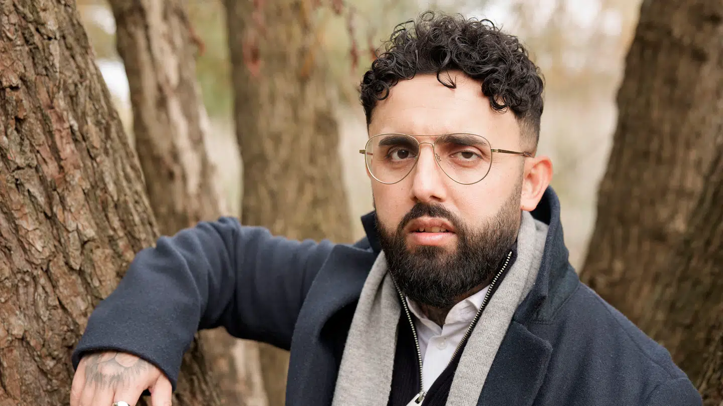 Yaqoub Ali har tidligere været leder af den militante islamistiske bevægelse Kaldet til Islam. I dag er han ude af miljøet og er skribent og foredragsholder. I onsdagens afsnit af Borgerlig Tabloid er han i studiet for at råbe op om den aktuelle situation i Syrien.