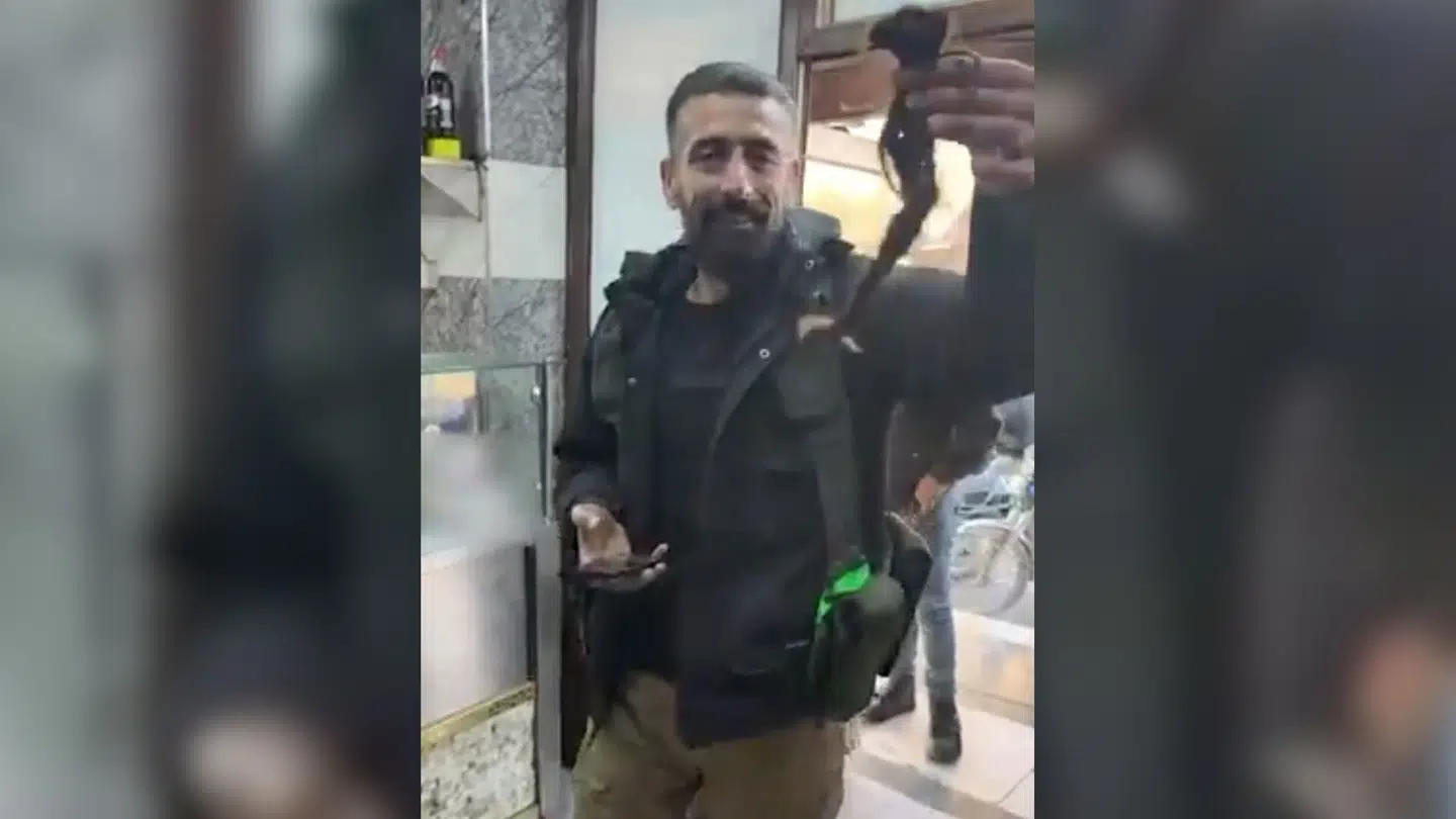 Det er dette billede af en syrisk kriger, med en kurdisk kvindes fletning i hånden, der har sat gang i støttebevægelsen.