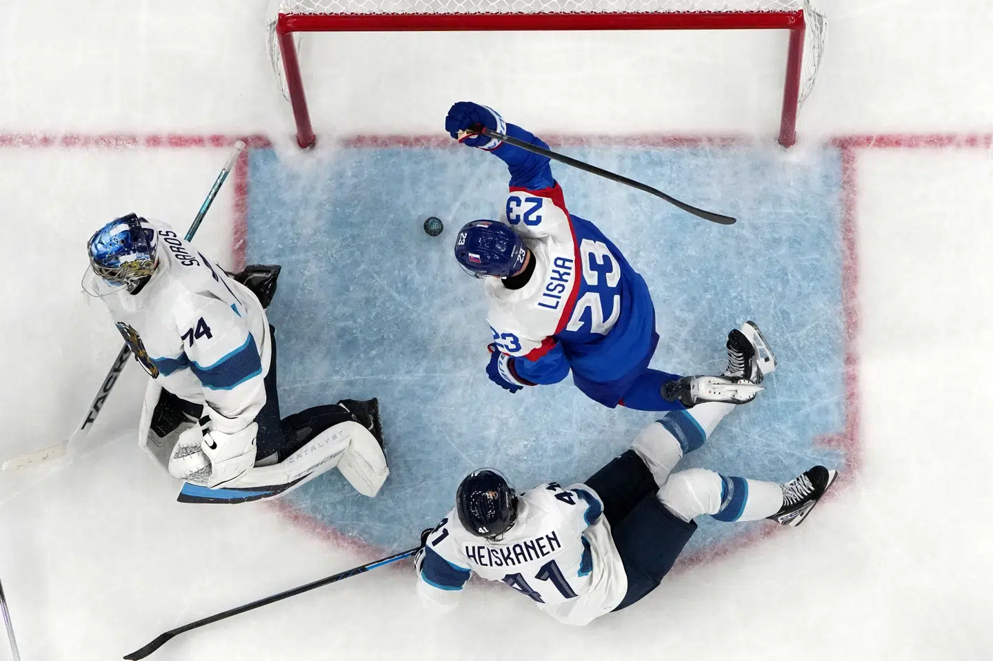 Adam Liska (nummer 23) jubler over Slovakiets 2-1-scoring, der blev sat ind af Dalibor Dvorsky godt syv minutter inde i tredje periode.
