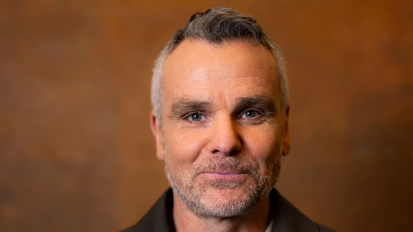 Anders Blomquist tog onsdag til lægen, hvor et røntgenbillede viste mistanke om piskesmæld. Derfor bliver han torsdag erstattet i kommentatorboksen.