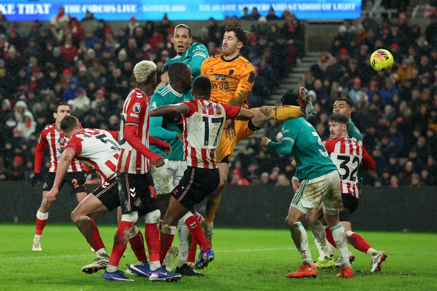 Det udviklede sig til en fysisk fight i regnvejret, da Virgil van Dijk steg til vejrs og sikrede tre vitale point.