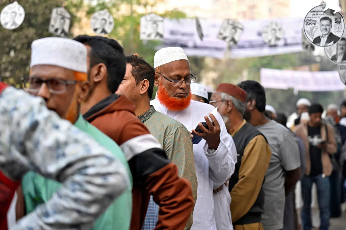 Folk stod i kø til at stemme, før valgstederne åbnede i Dhaka, der er hovedstaden i Bangladesh, torsdag morgen klokken 07.30 lokal tid.