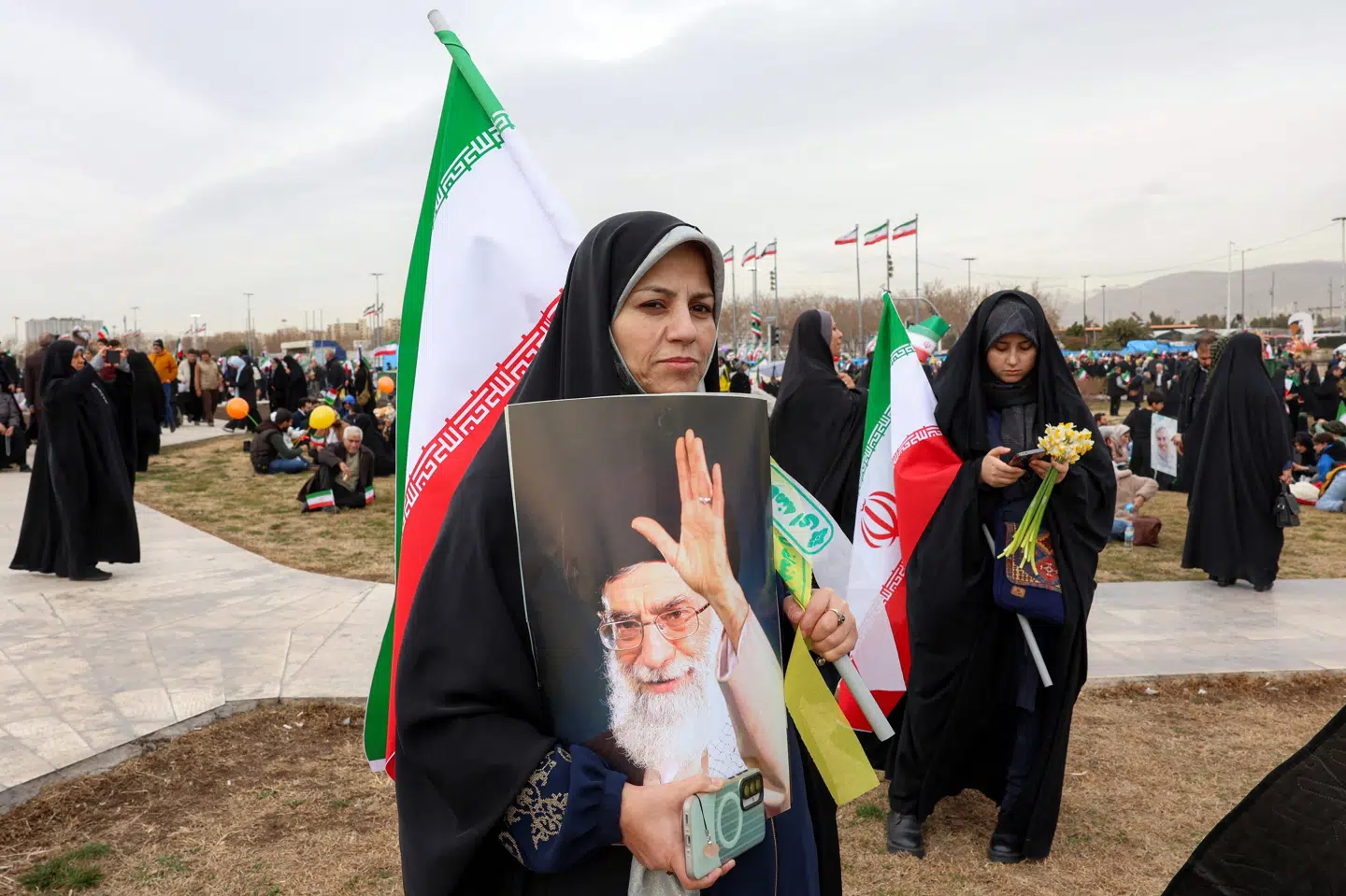 Onsdag gik folk på gaden i Irans hovedstad, Teheran, for at markere 47-års dagen for den islamiske revolution i 1979. Et billede viser Irans leder, ayatollah Ali Khamenei. (Arkivfoto).