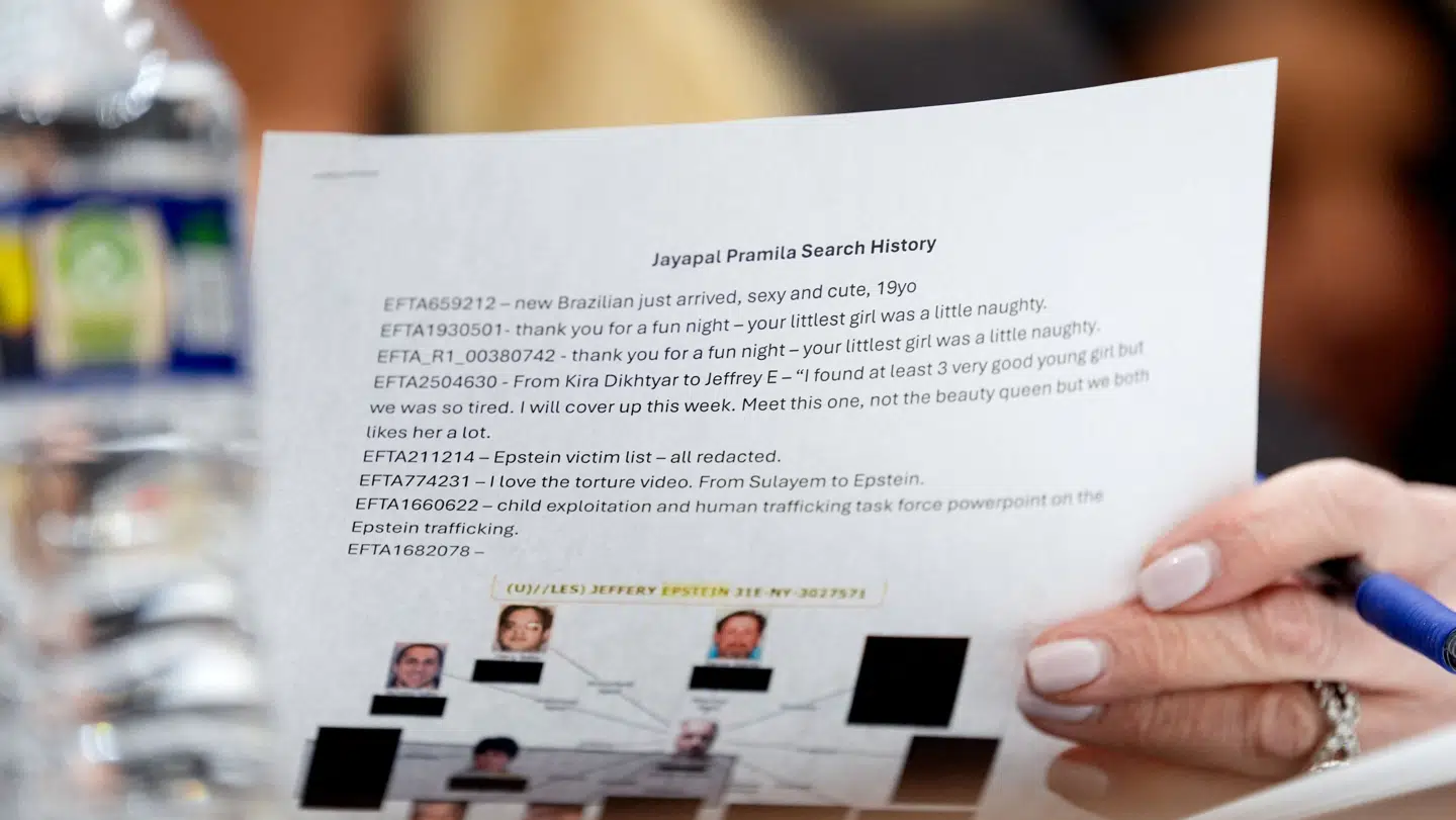 Her ses dokumentet, som Pam Bondi havde taget med til høringen.