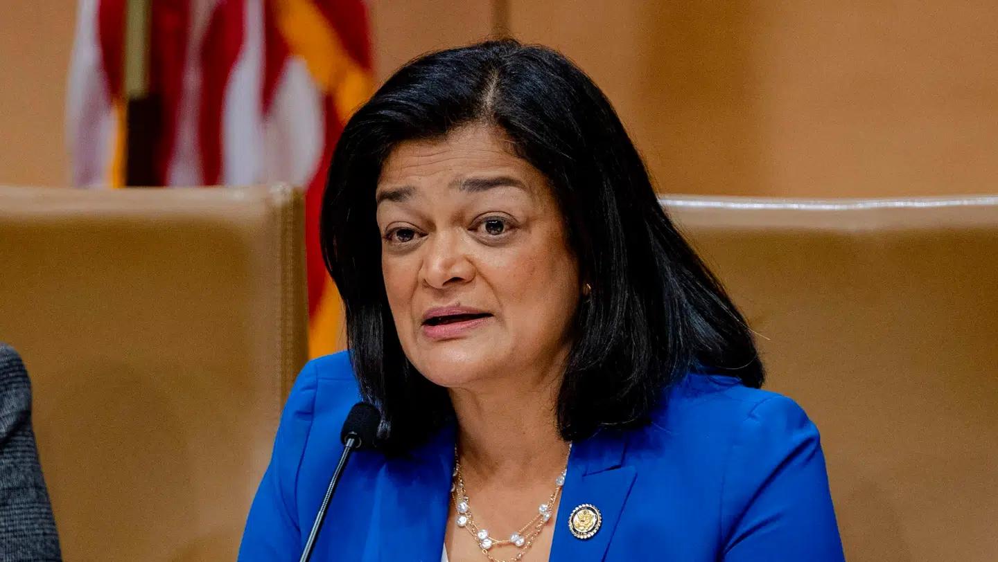 Pramila Jayapal er rasende over, at Pam Bondi havde lurer i hendes søgehistorik i de uredigerede Epstein-filer.