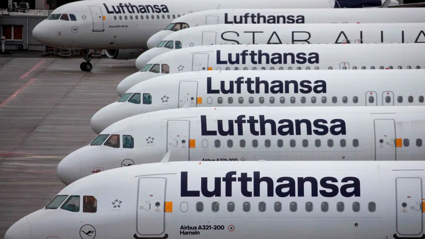 Flere hundrede Lufthansa-fly står torsdag tomme i tyske lufthavne.