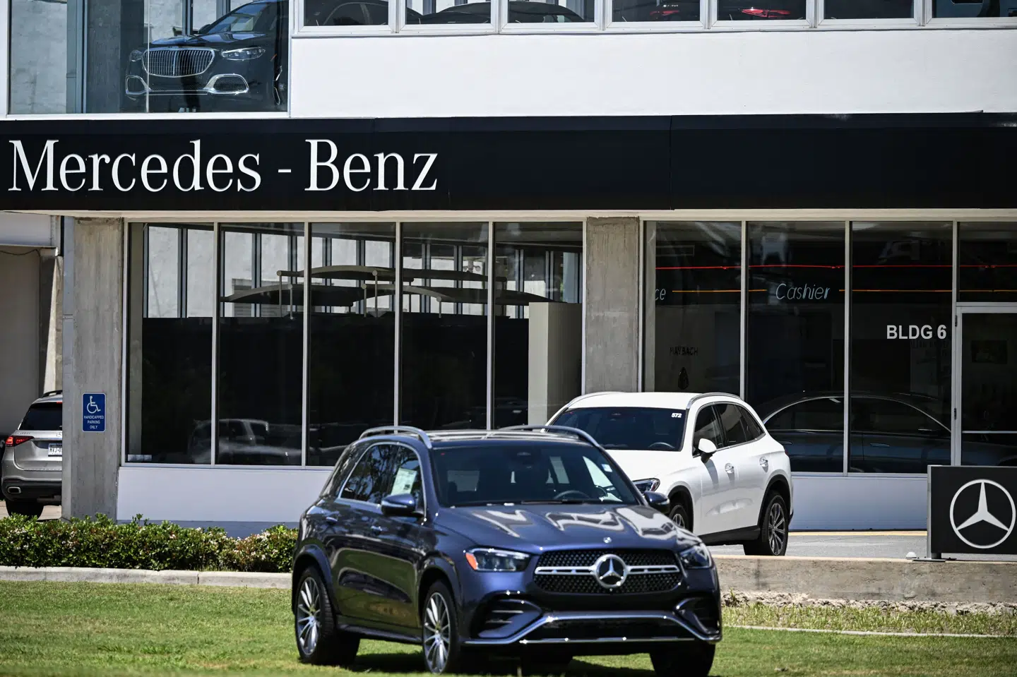 Mercedes-Benz' overskud blev næsten halveret i 2025. De tidligere år har den tyske bilproducent ellers øget salget - særligt af elbiler. Men hård konkurrence har sat sine spor. (Arkivfoto).