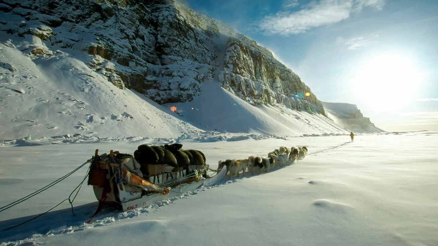 Siriuspatruljen ses her patruljere i Victoria Fjorden i Grønland i marts 1998.