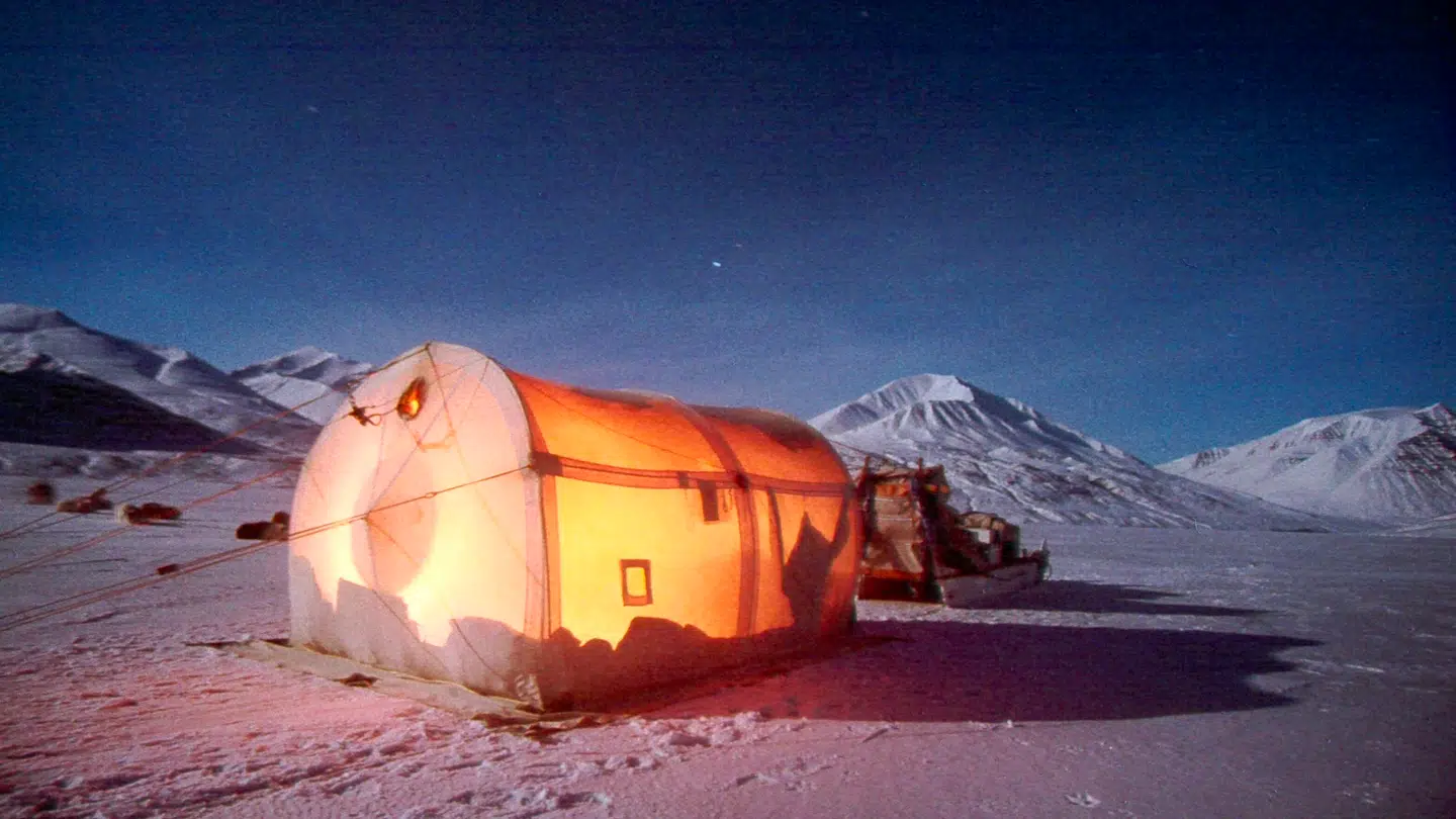 Siriuspatruljen overnatter her ved Kong Oscars Fjord i Østgrønland i december 1997.