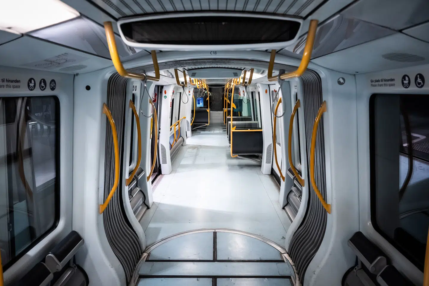 Torsdag formiddag rykkede politiet ud til meldinger om nogen, der muligvis var klatret op på et metrotog eller havde kastet en taske. Det påvirkede metroens drift. (Arkivfoto).