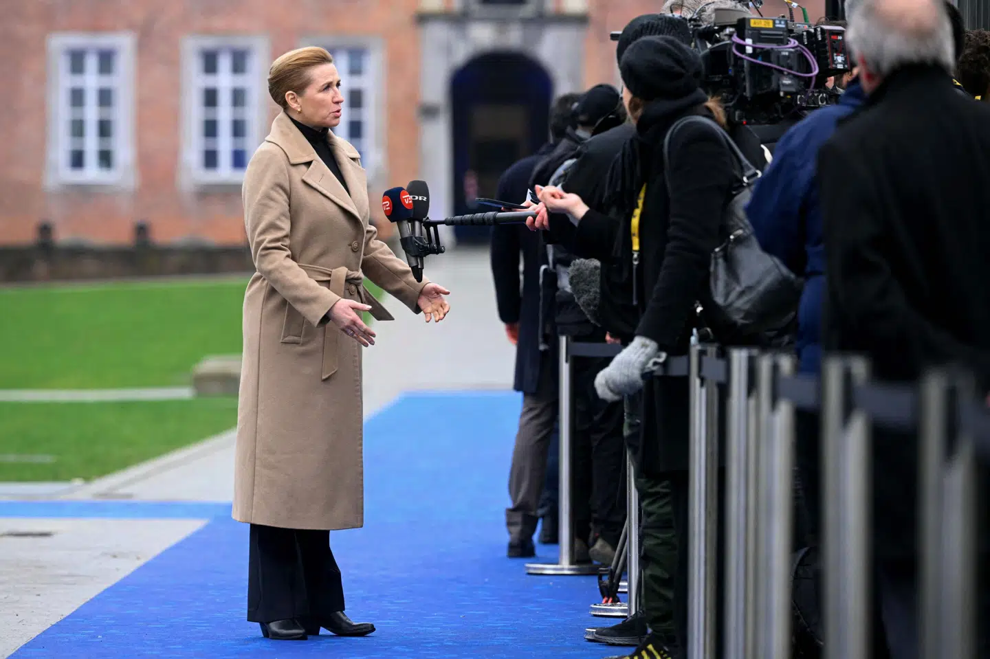 Statsminister Mette Frederiksen talte for europæisk uafhængighed af stormagter som USA og Kina, da hun torsdag ankom til det uformelle EU-topmøde på slottet Alden Biesen i Belgien.