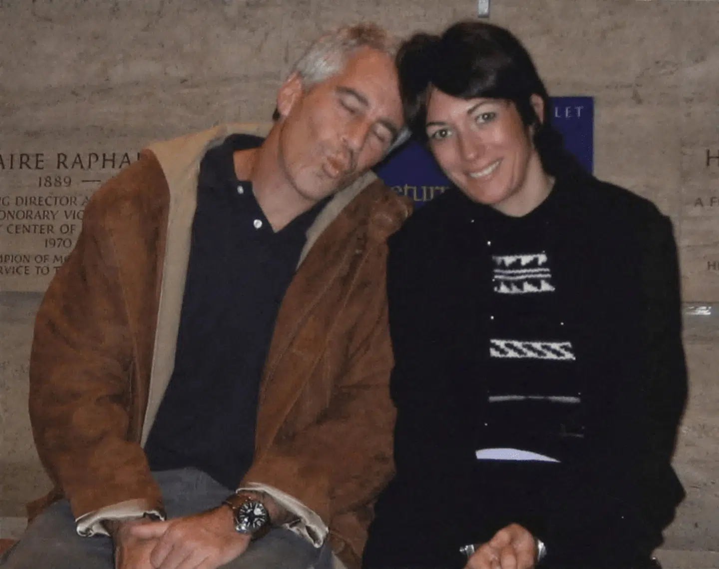 Jeffrey Epstein og hans daværende kæreste, Ghislaine Maxwell, poserer på et billede fra Epstein-filerne.