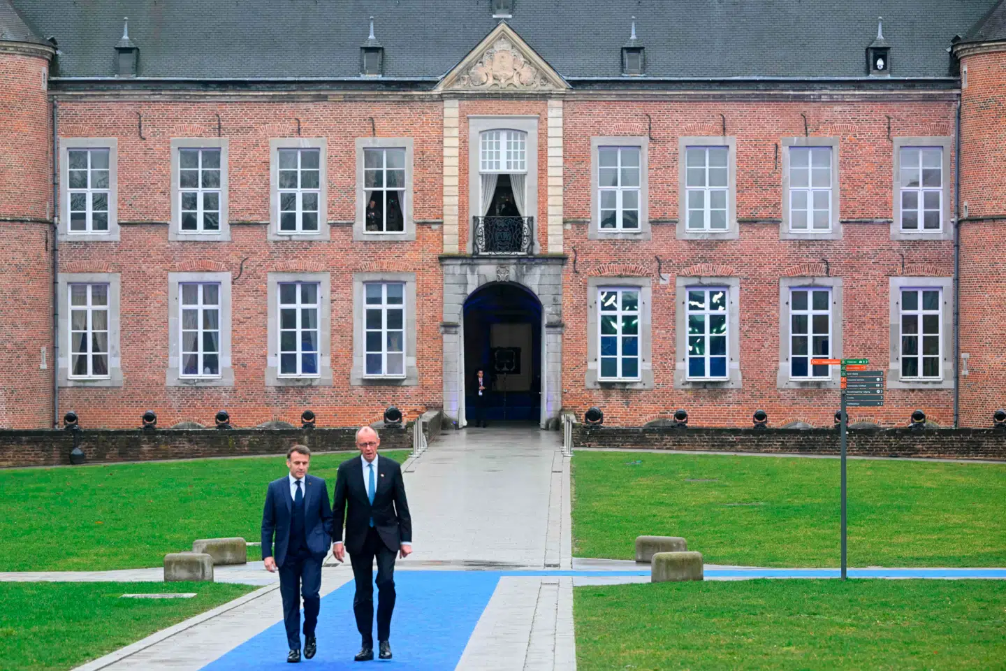Frankrigs præsident, Emmanuel Macron, og Tysklands kansler, Friedrich Merz, foran det belgiske Alden Biesen-slot.