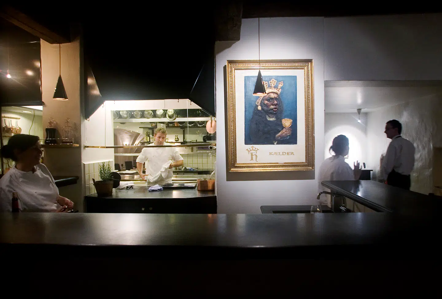 »Én aften koster lige så meget som en hel uge på Mallorca, men så er oplevelsen til gengæld også så meget desto større,« skrev Politiken engang om Kong Hans Kælder. Nu fylder restauranten 50 år.