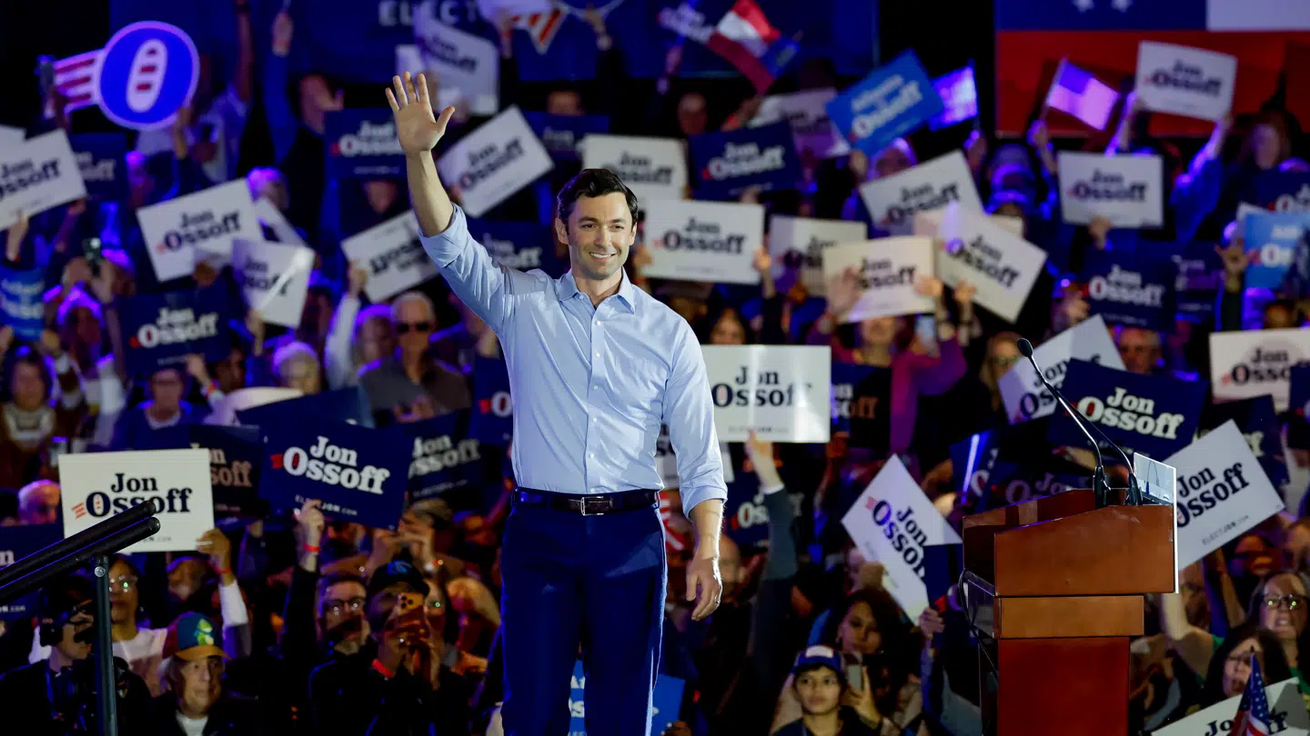 Senator Jon Ossoff på scenen til vælgermødet i lørdag i Atlanta, Georgia.
