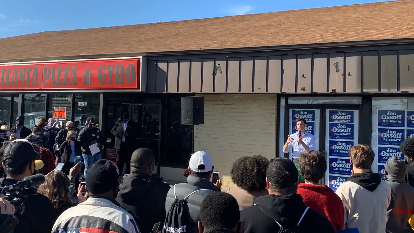 Jon Ossoff på en parkeringsplads i Atlanta-forstaden Conyers med få dusin tilhørere tilbage i 2021.