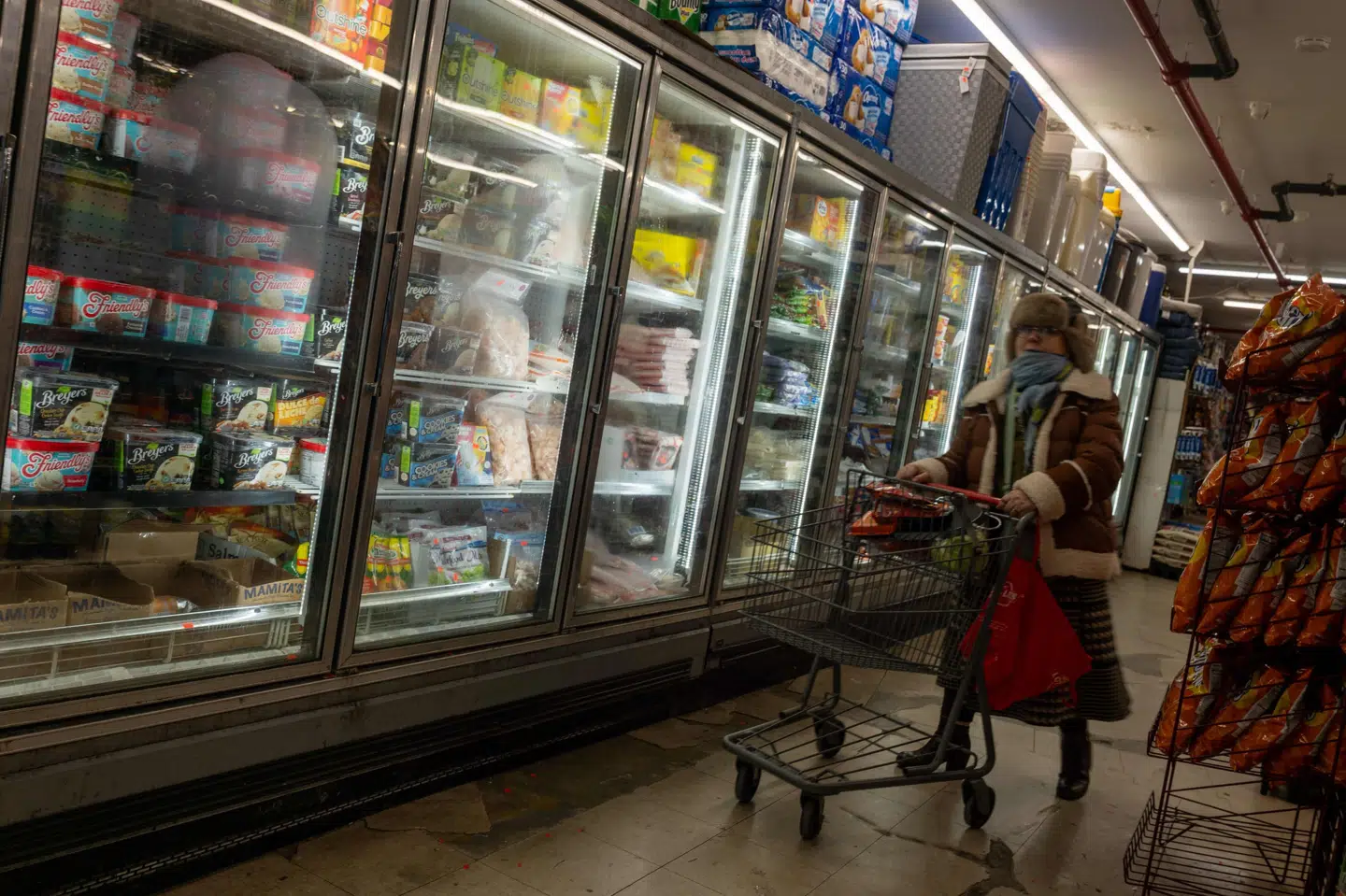 De amerikanske forbrugere - som kvinden i et supermarked i Brooklyn på billedet - har de seneste fem år oplevet årlige stigninger i forbrugerpriserne, som er noget højere end centralbankens målsætning. (Arkivfoto).