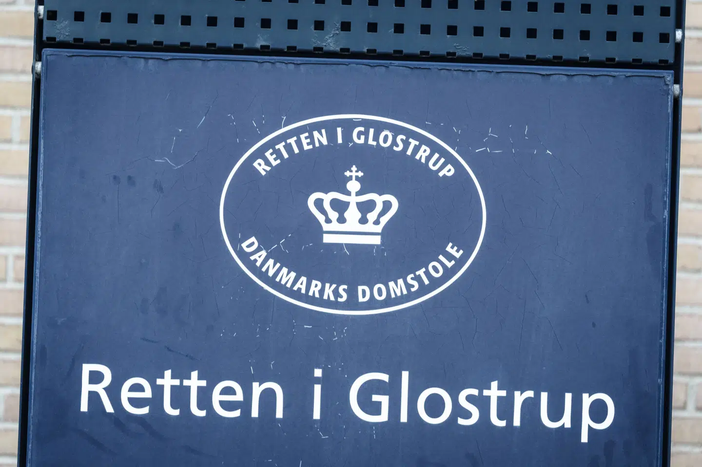 En 29-årig mand mødte torsdag ikke op i Retten i Glostrup, hvor han var tiltalt for mishandling og vanrøgt af sin hund, der hed Sambo. (Arkivfoto).