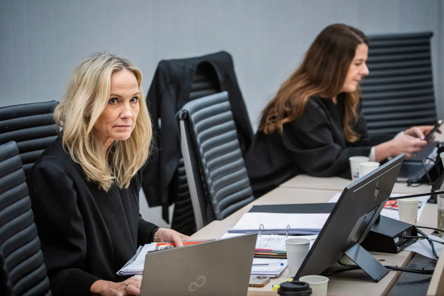 Torsdag var 'Lofoten-kvinden' atter med til retssagen, selvom hun allerede har afgivet sin forklaring. Hun sad sammen med sin bistandsadvokat Lill Vassbotn, der på billedet netop er ankommet til torsdagens retsmøde. Advokaten udspurgte blandt andet de vidner, der fortalte om natten for den sovevoldtægt, Marius Borg Høiby skulle have begået mod 'Lofoten-kvinden'.