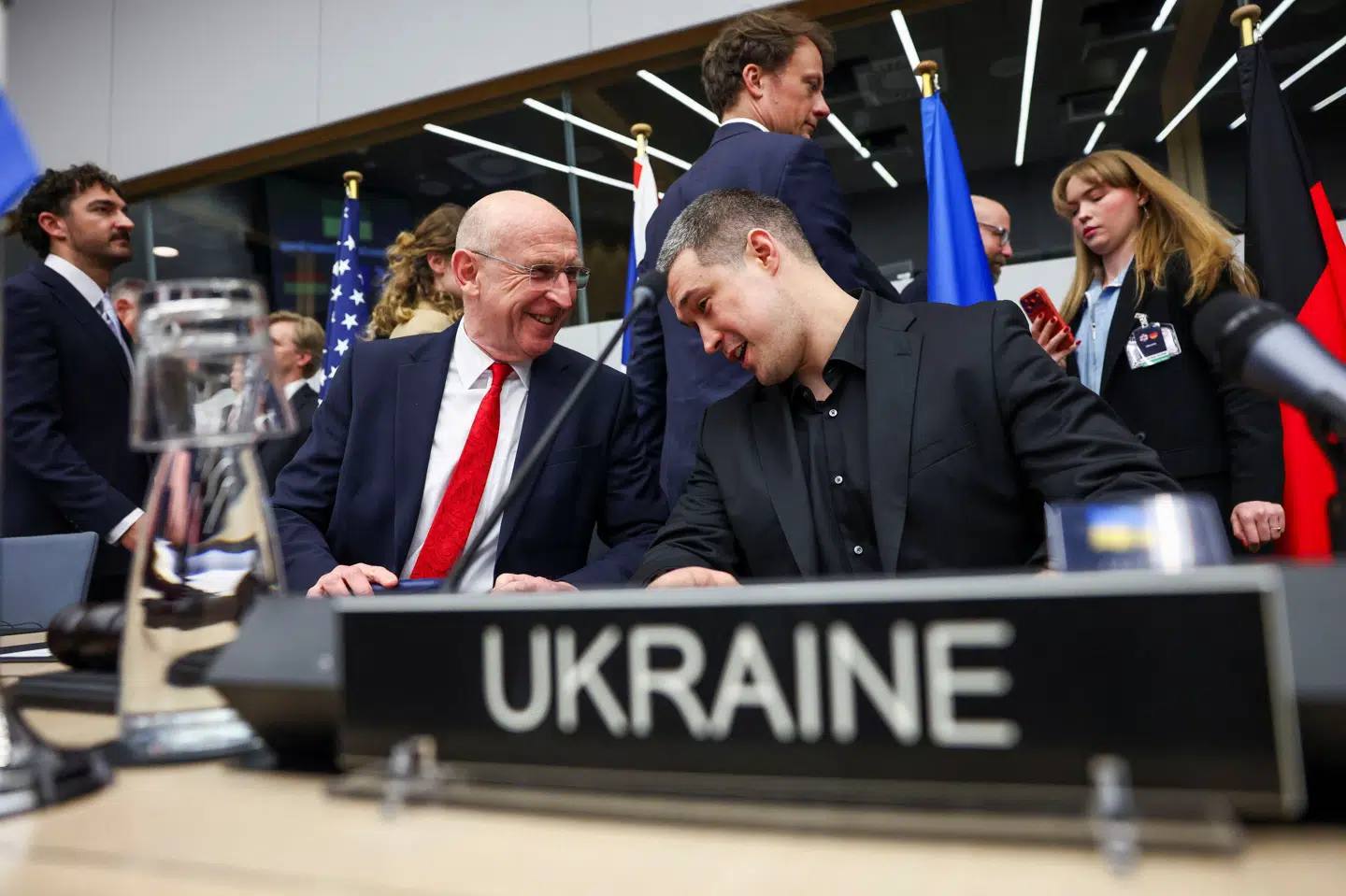 Den britiske forsvarsminister, John Healey, taler med sin ukrainske kollega, Mykhajlo Fedorov, under torsdagens møde i Bruxelles i den såkaldte Kontaktgruppe for Ukraines Forsvar. Den omfatter samtlige 32 Nato-lande og 24 andre lande.