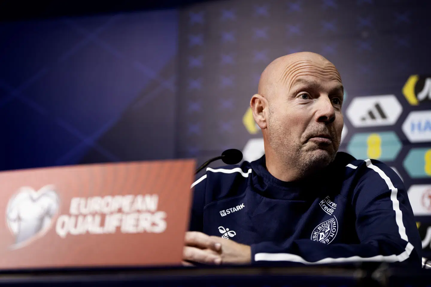 Fodboldlandstræner Brian Riemer ser frem til Nations League, men erkender, at alt fokus er på den kommende VM-playoffkamp mod Nordmakedonien 26. marts. (Arkivfoto).