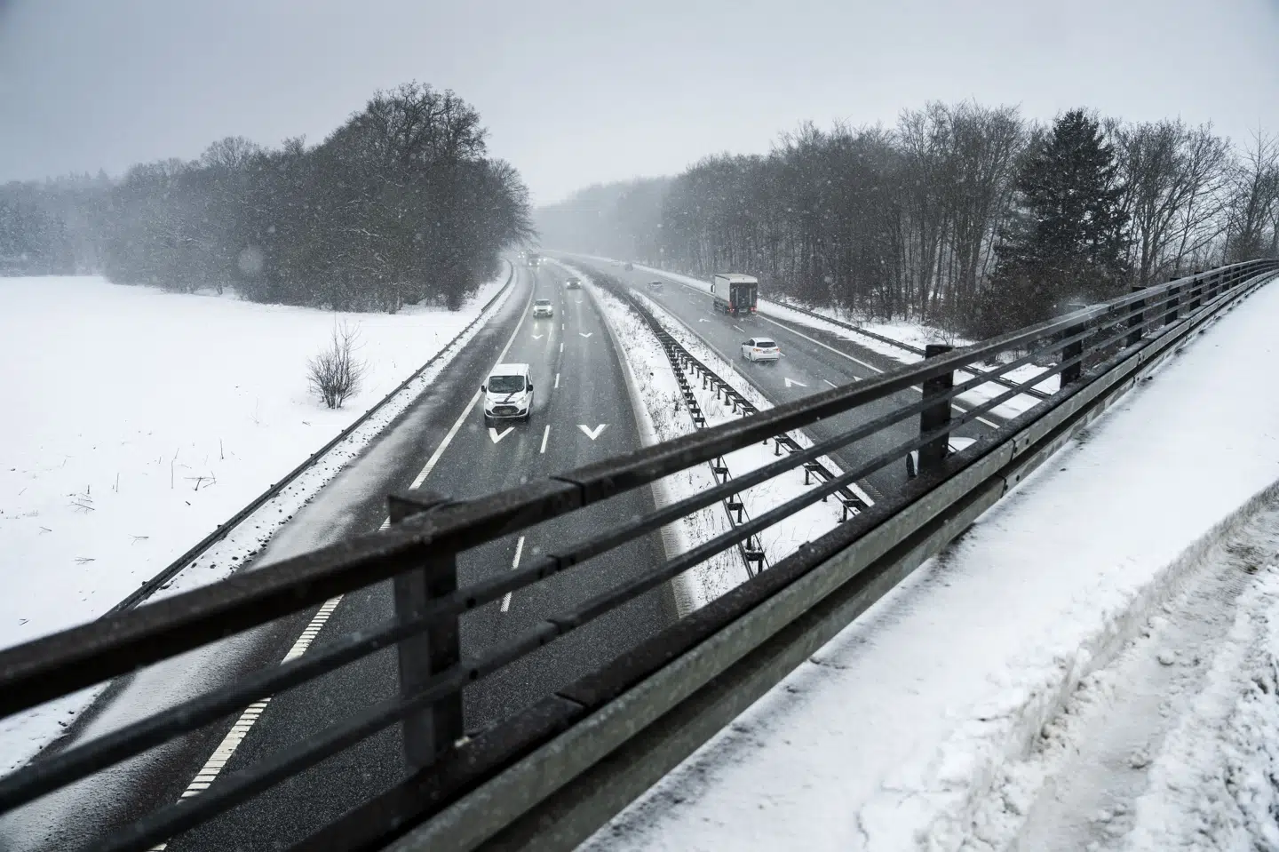 Tidligere torsdag faldt sneen på Sydmotorvejen omkring Herfølge på Sydsjælland. Senere samme dag er der sket et uheld på selvsamme motorvej nær Vordingborg med en ambulance, lastbil og en personbil involveret. (Arkivfoto).