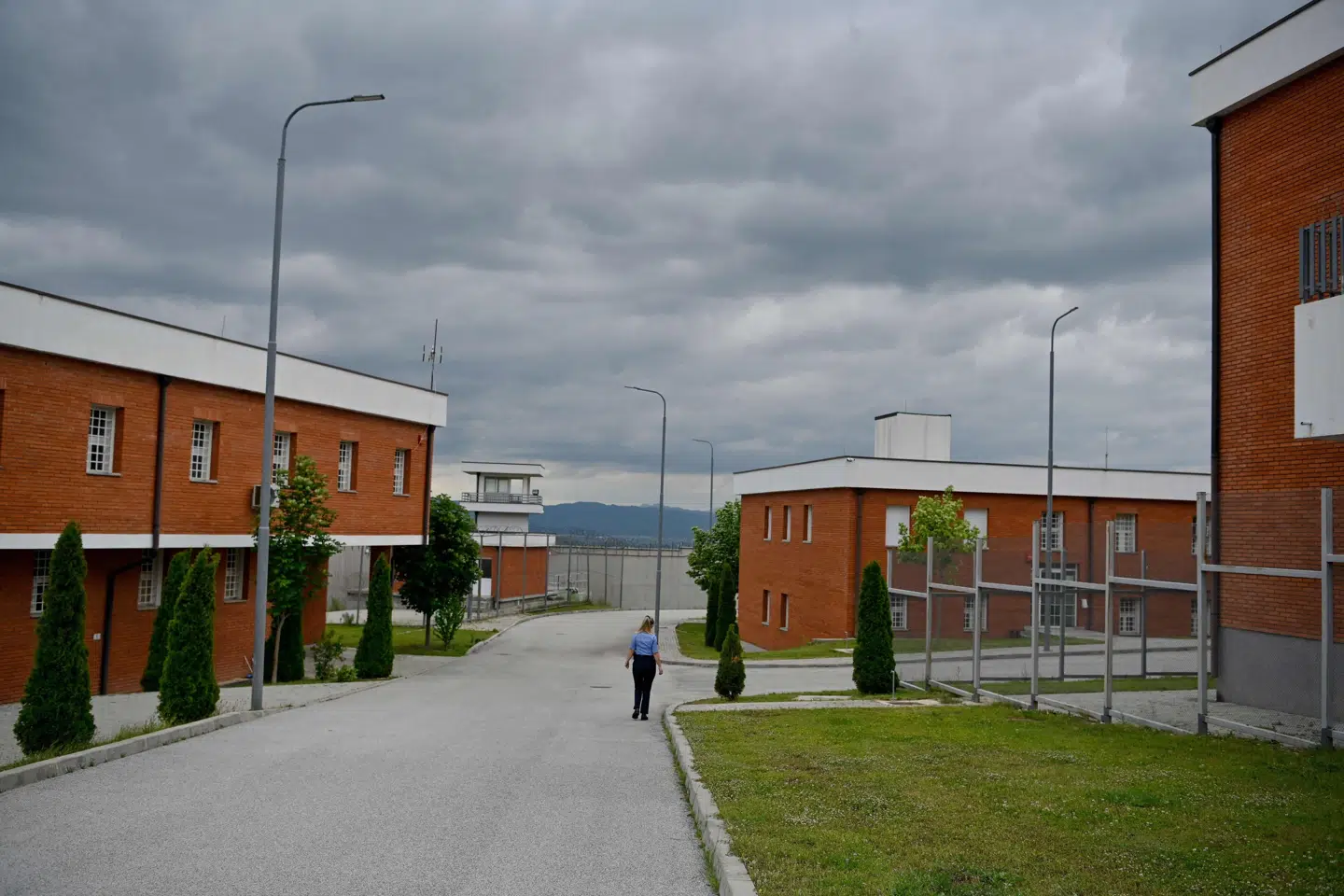 Det er et fængsel i byen Gjilan i Kosovo, som Danmark lejer 300 pladser i. Fængslet, der her er fotograferet i 2025, skal renoveres til danske forhold, inden det tages i brug. (Arkivfoto).
