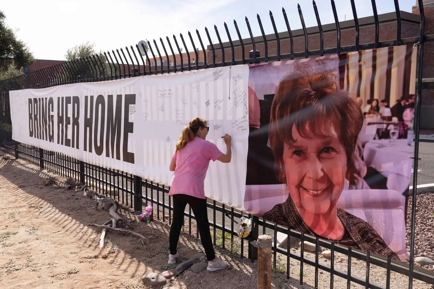 Skilt ses med teksten "Bring her home (Få hende hjem, red.)" og et billede af den forsvundne Nancy Guthrie, som er mor til den amerikanske tv-vært, i Tucson i Arizona. (Arkivfoto).