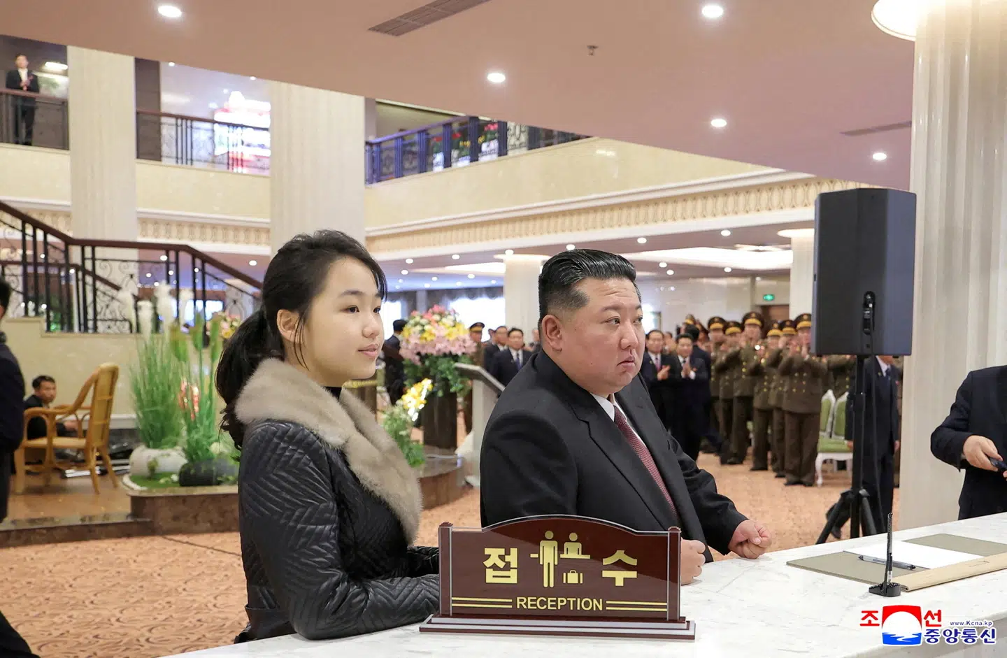 Kim Jong-un og Kim Ju-ae ses her i et hotel i december sidste år. Billedet blev udsendt af Nordkoreas officielle nyhedsbureau Korean Central News Agency (KCNA).