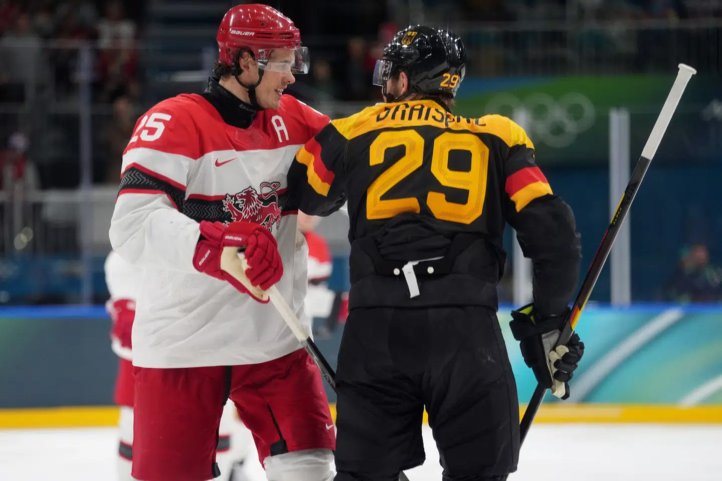 Oliver Lauridsen og Leon Draisaitl udkæmpede flere drabelige dueller, da Danmark og Tyskland tørnede sammen torsdag aften.