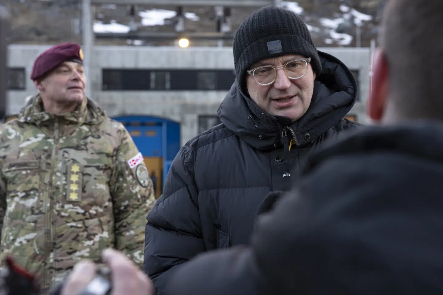 Forsvarschef Michael Hyldgaard og forsvarsminister Troels Lund Poulsen (V) under et besøg i Grønland i januar. (Arkivfoto).