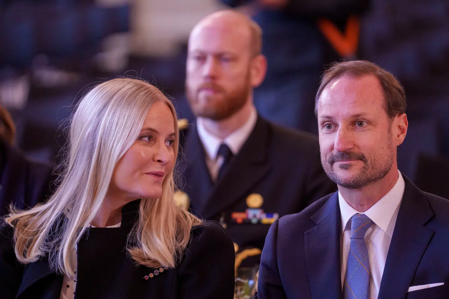 Mette-Marit ses her med sin mand, kronprins Haakon.