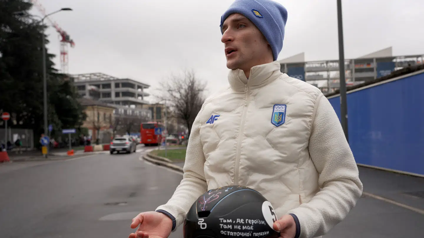 Oleh Handei ved, hvad der venter, hvis han tager denne hjelm på.