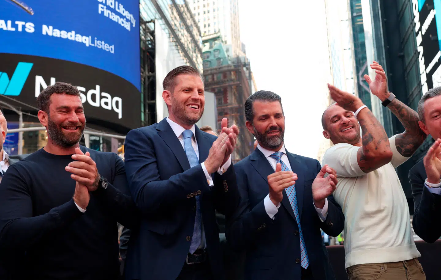 Eric Trump og Donald Trump Jr. ved Nasdaq på Times Square under åbningsceremoni for World Liberty Financial og ALT 5 Sigma, 13. august 2025.