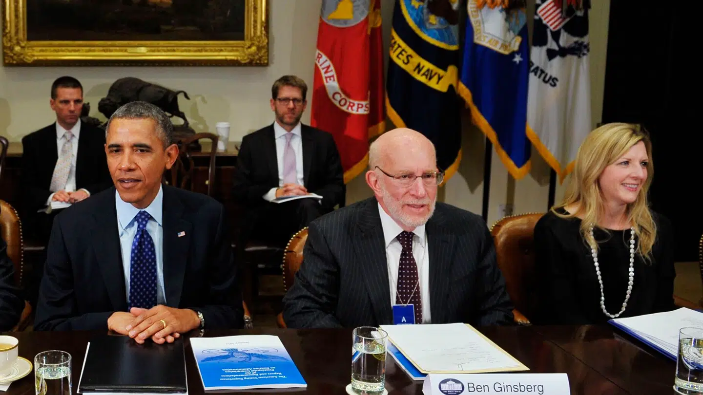 Den tidligere præsident Barack Obama, Benjamin Ginsberg og Kathy Ruemmler ved et møde i Det Hvide Hus.