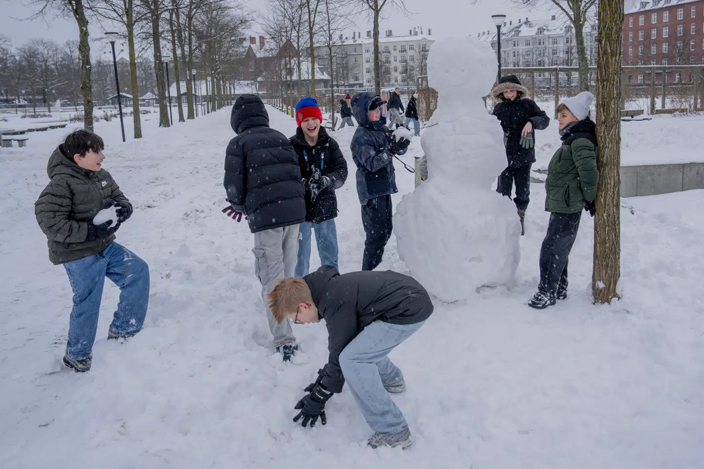 Københavnske børns skærmvaner er blevet sundere på blot få år – og det er sket helt uden politisk indblanding, fremhæver Amalie Lyhne i denne leder. Her leger børn i sneen i Enghave Parken i København.