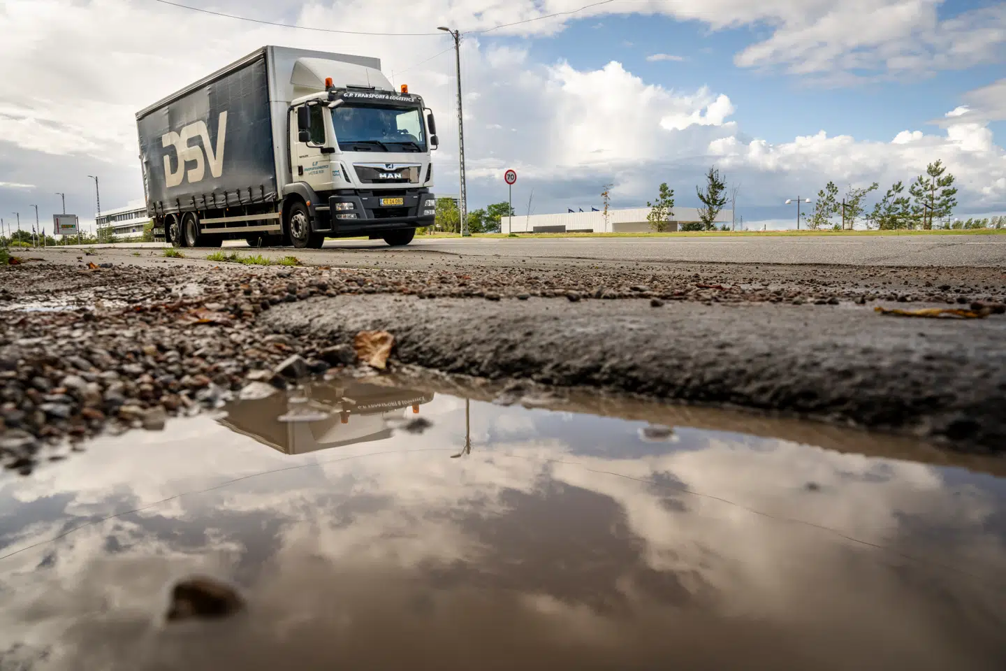 DSV-aktien kom for alvor i svingninger i går ved 16-tiden, efter et ukendt firma lancerede en ny ai-drevet fragtplatform.