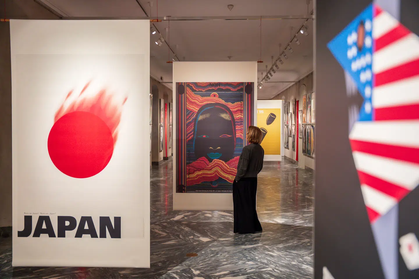 Der er drøn på og samtidig en beundringsværdig visuel klarhed på Designmuseum Danmarks »Japan Modern Poster«.