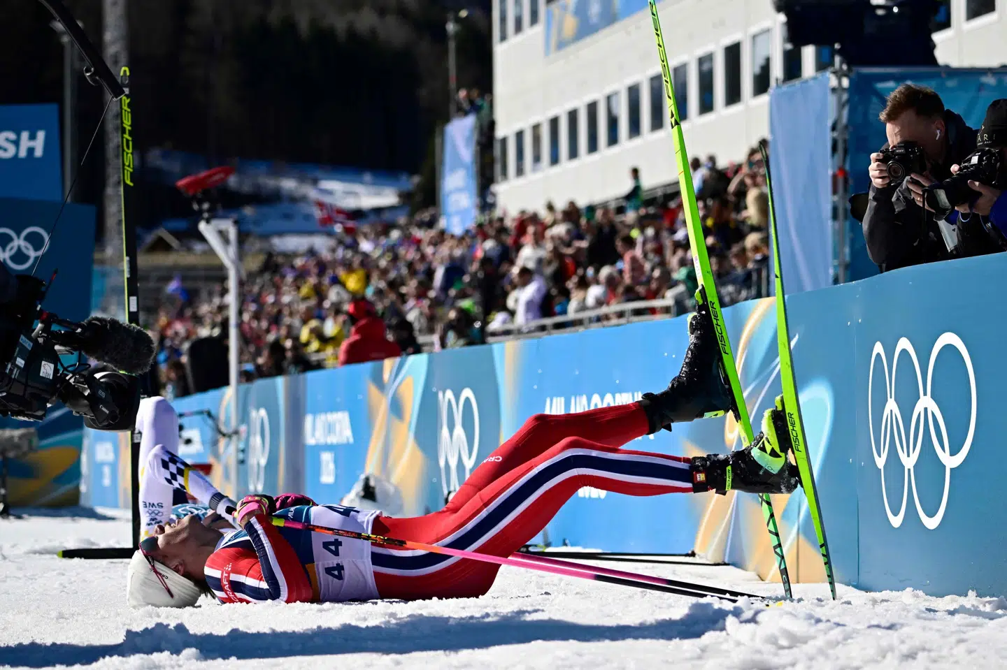 Johannes Klæbo puster velfortjent ud, efter han fredag blev historisk i olympisk sammenhæng.